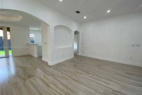 House in Miami, Florida 4 bedrooms, 183.85 sq.m. № 1227563 - photo 15