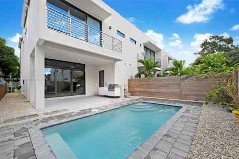 Townhouse in Miami, Florida 4 bedrooms, 225.66 sq.m. № 1413840 - photo 3