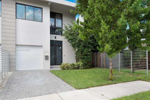 Townhouse in Miami, Florida 4 bedrooms, 225.66 sq.m. № 1413840 - photo 2