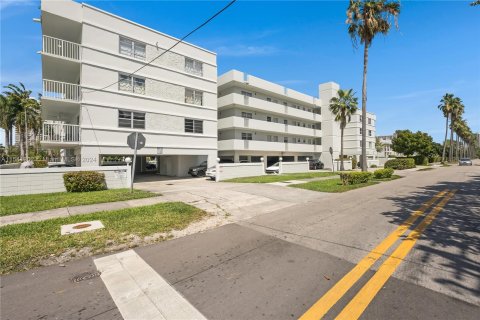 Copropriété à vendre à North Miami Beach, Floride: 2 chambres, 90.12 m2 № 1065385 - photo 17