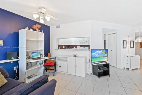 Condo in Pembroke Pines, Florida, 1 bedroom  № 1042898 - photo 11