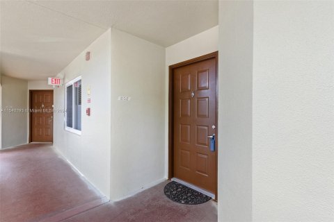 Condo in Pembroke Pines, Florida, 1 bedroom  № 1042898 - photo 3