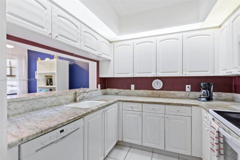 Condominio en venta en Pembroke Pines, Florida, 1 dormitorio, 91.6 m2 № 1042898 - foto 14