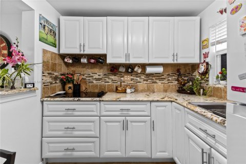 Condo in Sunrise, Florida, 1 bedroom  № 1233175 - photo 6