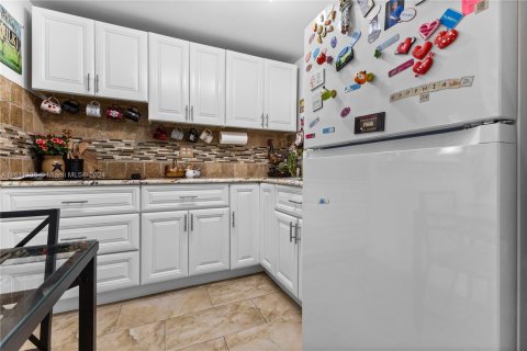 Condo in Sunrise, Florida, 1 bedroom  № 1233175 - photo 2