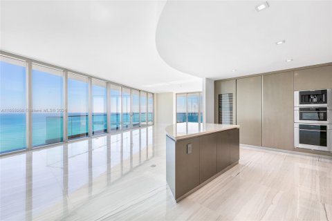 Condo in Sunny Isles Beach, Florida, 4 bedrooms  № 1356814 - photo 1