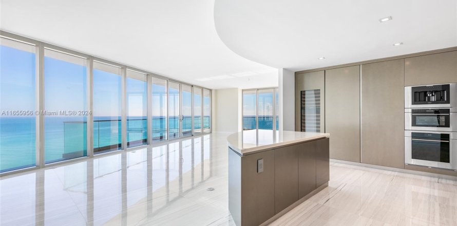 Condo in Sunny Isles Beach, Florida, 4 bedrooms  № 1356814