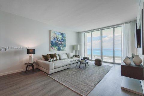 Condo in Sunny Isles Beach, Florida, 2 bedrooms  № 1356870 - photo 1