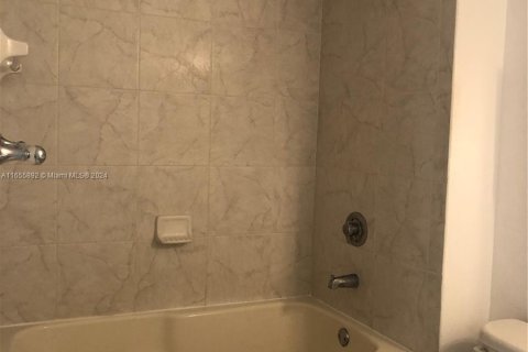 Condo in Miami, Florida, 1 bedroom  № 1356813 - photo 7