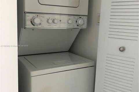 Condo in Miami, Florida, 1 bedroom  № 1356813 - photo 6