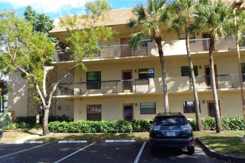 Copropriété à vendre à Tamarac, Floride: 2 chambres, 117.99 m2 № 1241429 - photo 1