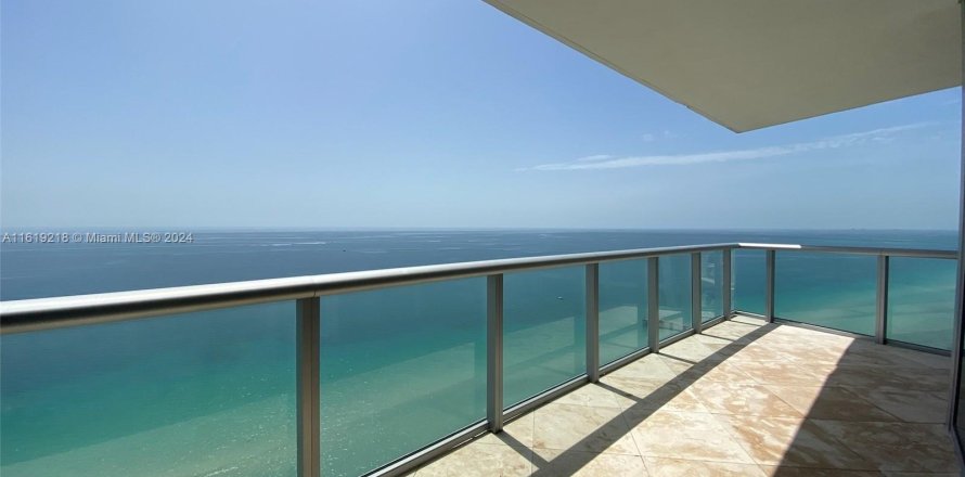 Condominio en Sunny Isles Beach, Florida, 4 dormitorios  № 1241431