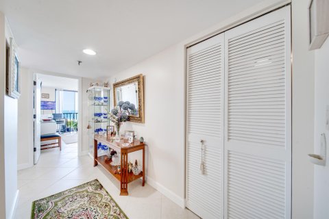 Condo in Hutchinson Island South, Florida, 2 bedrooms  № 1055045 - photo 23