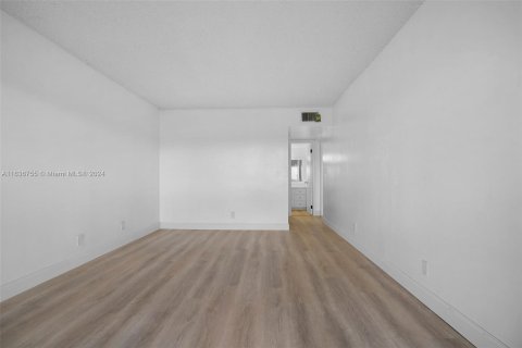 Condo in Lauderhill, Florida, 2 bedrooms  № 1306294 - photo 23