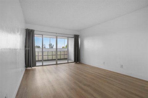 Condo in Lauderhill, Florida, 2 bedrooms  № 1306294 - photo 22