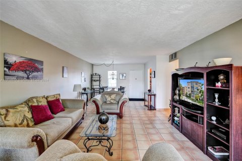 Condo in Lauderdale Lakes, Florida, 1 bedroom  № 1236032 - photo 19