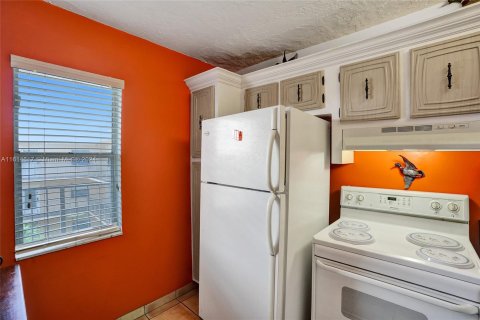 Condo in Lauderdale Lakes, Florida, 1 bedroom  № 1236032 - photo 9