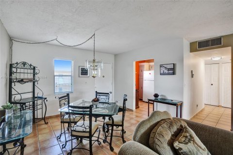 Condo in Lauderdale Lakes, Florida, 1 bedroom  № 1236032 - photo 20