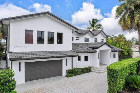 Villa ou maison à vendre à Hallandale Beach, Floride: 6 chambres, 552.68 m2 № 1236024 - photo 1
