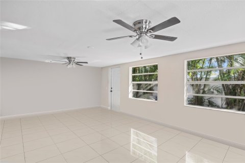 House in Wilton Manors, Florida 4 bedrooms, 221.48 sq.m. № 1024259 - photo 7