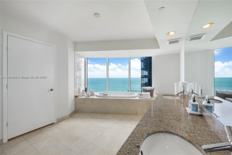Condominio en venta en Sunny Isles Beach, Florida, 3 dormitorios, 255.95 m2 № 1033457 - foto 15