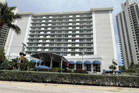 Studio in the Condo in Sunny Isles Beach, Florida  № 1348834 - photo 1