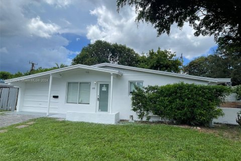 Villa ou maison à louer à Lauderhill, Floride: 4 chambres, 167.41 m2 № 1348884 - photo 1