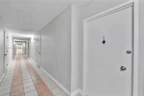 Condo in Miami Beach, Florida, 2 bedrooms  № 1348883 - photo 2