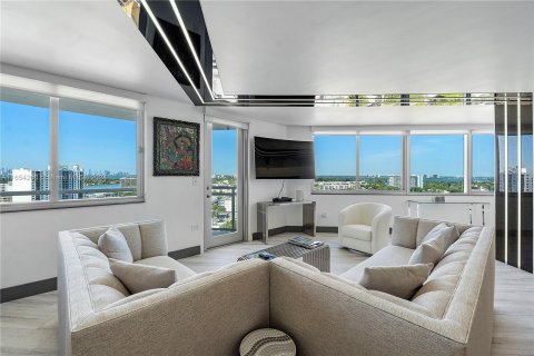 Condo in Miami Beach, Florida, 2 bedrooms  № 1348883 - photo 16