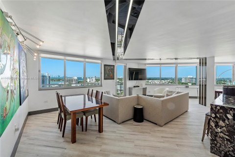 Condo in Miami Beach, Florida, 2 bedrooms  № 1348883 - photo 18