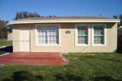 House in West Park, Florida 3 bedrooms, 161.74 sq.m. № 1320748 - photo 1