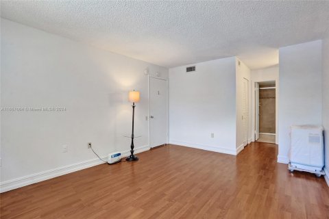 Condo in Tamarac, Florida, 1 bedroom  № 1360717 - photo 16