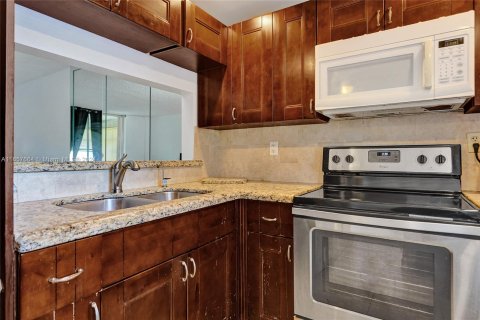 Condo in Tamarac, Florida, 1 bedroom  № 1360717 - photo 9