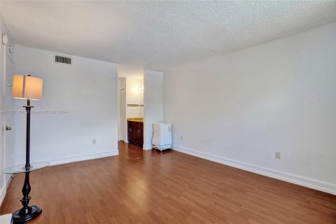 Condo in Tamarac, Florida, 1 bedroom  № 1360717 - photo 15