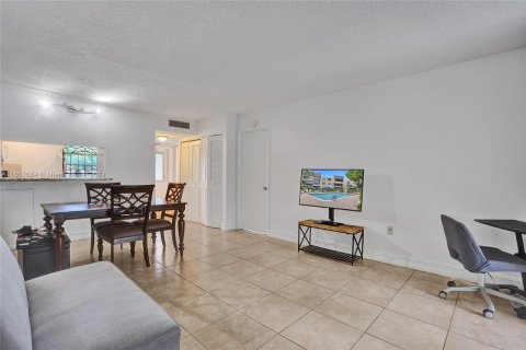 Condo in Tamarac, Florida, 1 bedroom  № 1360717 - photo 6