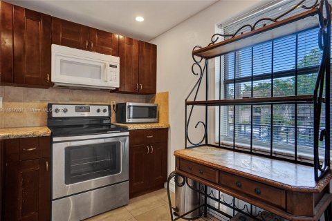 Condo in Tamarac, Florida, 1 bedroom  № 1360717 - photo 8