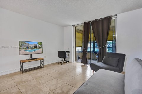 Condominio en venta en Tamarac, Florida, 1 dormitorio, 69.68 m2 № 1360717 - foto 5