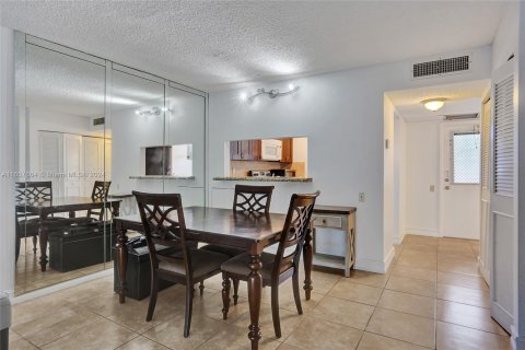 Condo in Tamarac, Florida, 1 bedroom  № 1360717 - photo 18