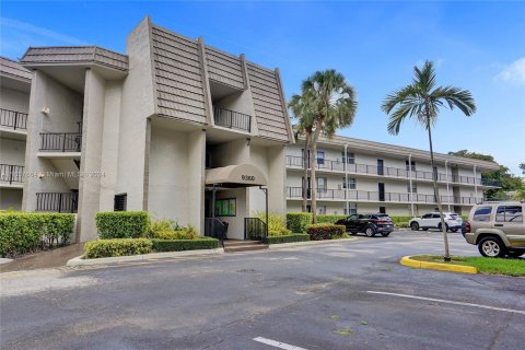 Condo in Tamarac, Florida, 1 bedroom  № 1360717 - photo 1