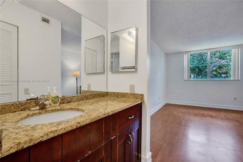 Condo in Tamarac, Florida, 1 bedroom  № 1360717 - photo 12