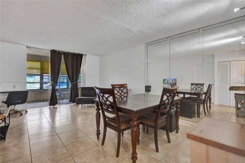 Condo in Tamarac, Florida, 1 bedroom  № 1360717 - photo 17