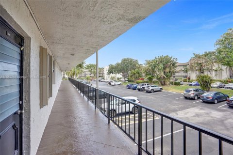 Condo in Tamarac, Florida, 1 bedroom  № 1360717 - photo 25