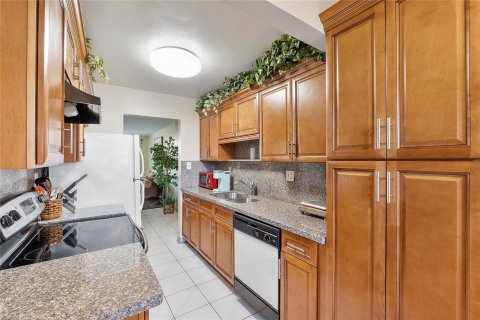 Condo in Lauderdale Lakes, Florida, 2 bedrooms  № 1072429 - photo 11