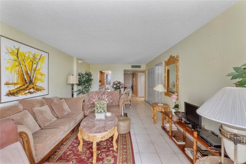 Condo in Lauderdale Lakes, Florida, 2 bedrooms  № 1072429 - photo 13