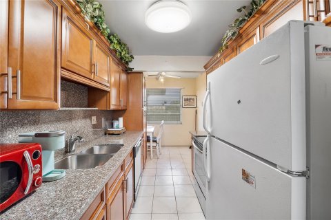 Condo in Lauderdale Lakes, Florida, 2 bedrooms  № 1072429 - photo 10