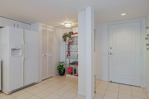 Condo in Hutchinson Island South, Florida, 2 bedrooms  № 1226966 - photo 21