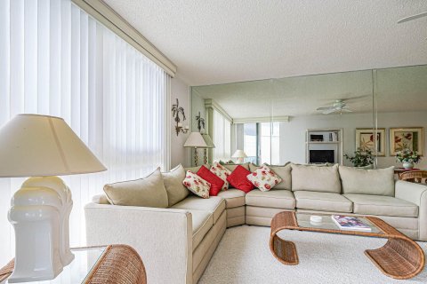 Condo in Hutchinson Island South, Florida, 2 bedrooms  № 1226966 - photo 24