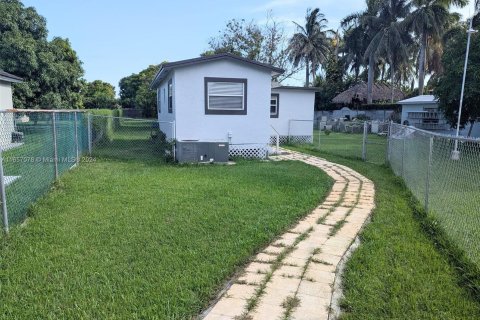 Commercial property in Miami, Florida 2 bedrooms № 1357315 - photo 2