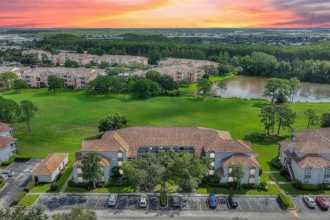 Condo in Orlando, Florida, 2 bedrooms  № 1344375 - photo 1