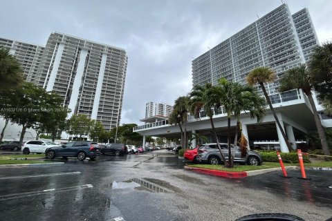 Condo in Aventura, Florida, 2 bedrooms  № 1294025 - photo 18